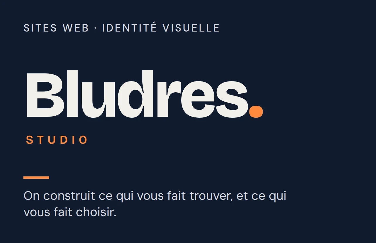 Recto de la carte de visite Bludres Studio sur fond bleu nuit : mention « Sites web · Identité visuelle », logotype « Bludres. » avec un point orange, « Studio » en orange et la phrase « On construit ce qui vous fait trouver, et ce qui vous fait choisir. »