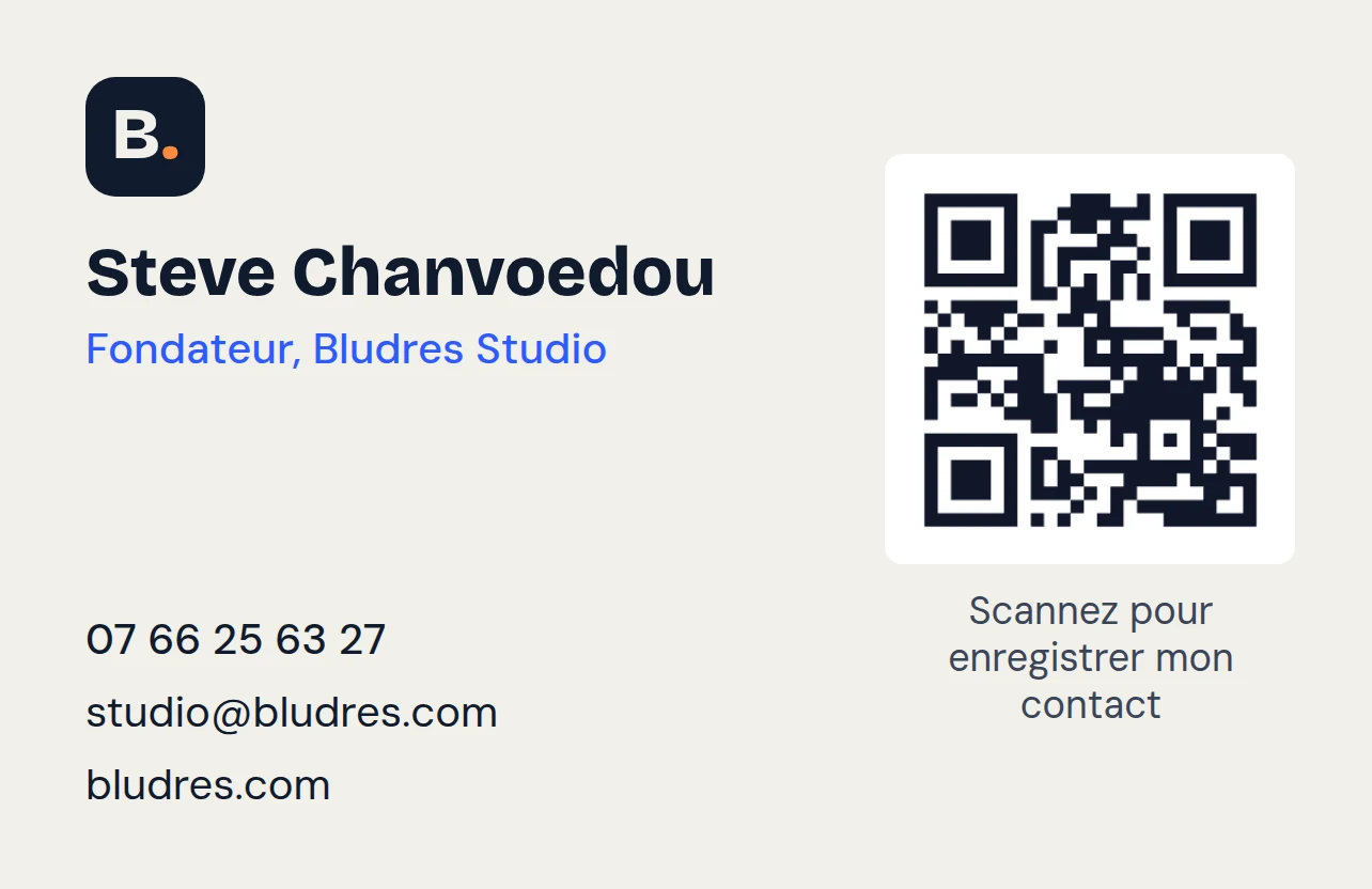 Verso de la carte de visite sur fond crème : monogramme « B. », nom Steve Chanvoedou, « Fondateur, Bludres Studio », téléphone, adresse e-mail et site, et un QR code légendé « Scannez pour enregistrer mon contact ».