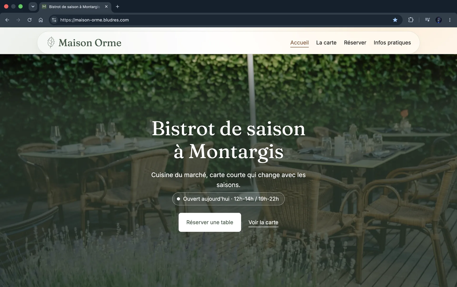 Premier écran du site concept Maison Orme sur ordinateur : titre « Bistrot de saison à Montargis », statut d'ouverture, bouton « Réserver une table » et lien « Voir la carte ».